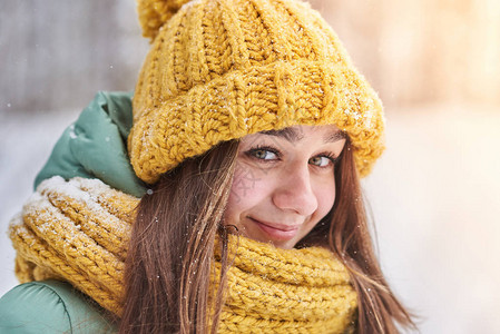 身戴针织帽的美丽女孩冬季森林背景图片