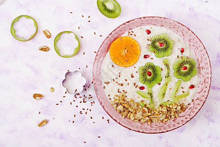 美味健康的燕麦粥配猕猴桃石榴和坚果健康的早餐健身食品适当的图片