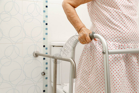 老妇人在厕所里扶着助行器图片