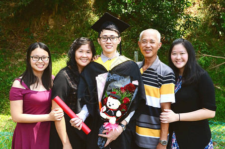 亚裔家庭为家庭成员庆祝图片