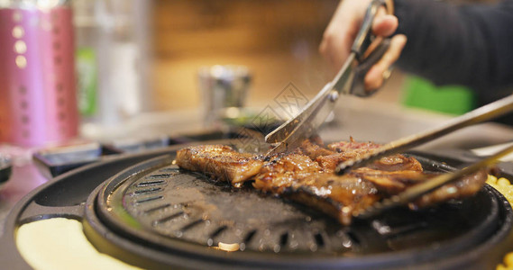 餐厅里的烤韩国猪肉图片