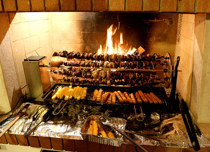 在酒馆壁炉里煮熟的烤鸟图片