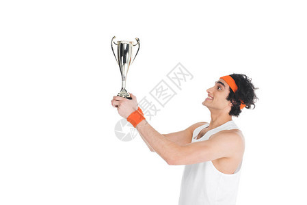 欢乐的瘦运动员的侧边景色手持奖杯图片