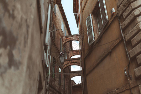 锡耶纳历史街区狭窄街道上的拱门图片