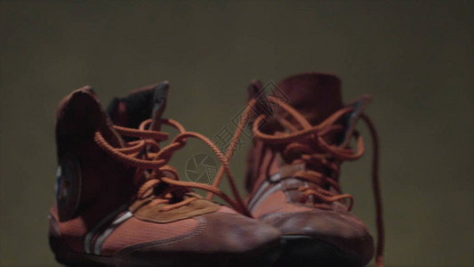 红皮鞋用于深色背景的体育活动两双鞋子用来站在灰图片