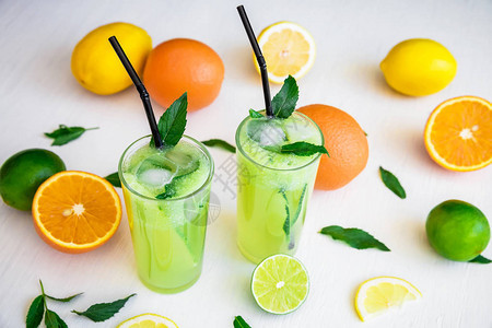 用柠檬和橙子刷酒夏图片