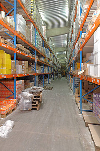 食品配送仓库的货架和过道图片