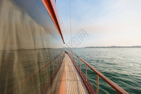 棕色游艇木甲板上的窗帘图片