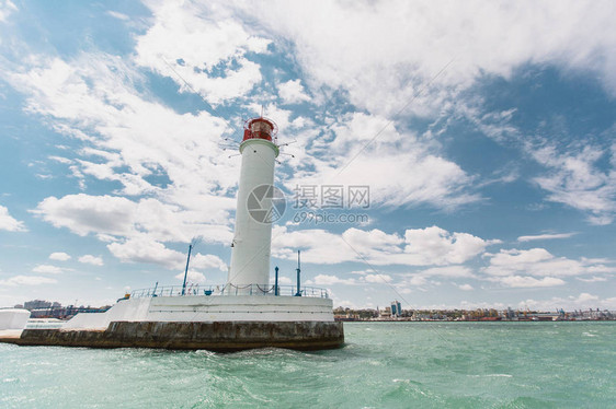 一个高大的白色海岸识别导向塔灯图片