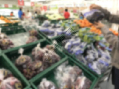 超市货架上的水果和蔬菜背景模糊图片