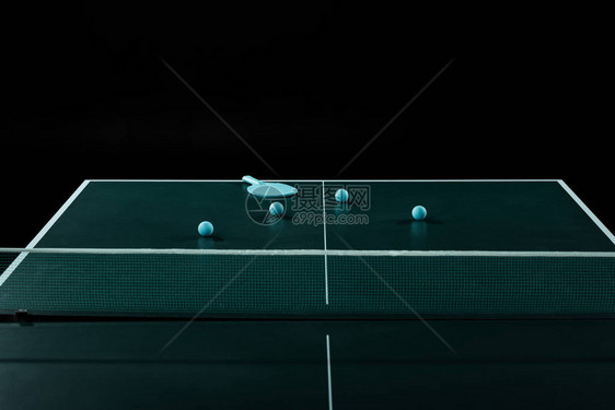 网球桌上的蓝网球和在黑图片