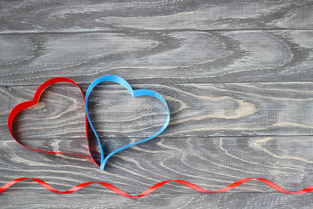 情人节两颗红蓝彩带的心图片