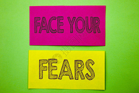 手写公告文本显示面对你的恐惧概念照片挑战恐惧四方信心勇敢在绿色背景图片