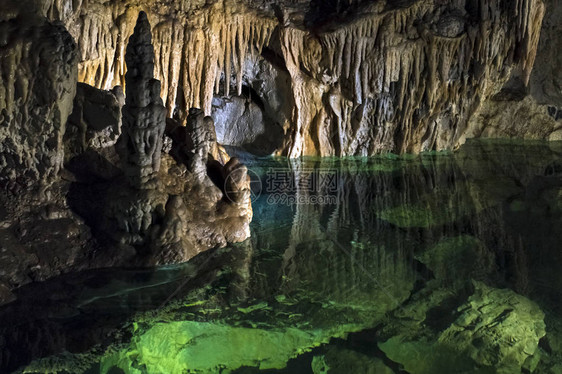 斯洛伐克Demanovska自由洞穴地下湖和图片