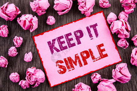 显示保持简单的手写文本商业照片展示简单易策略方法原则用粉红色便笺纸折图片