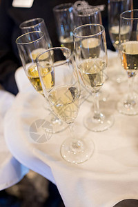 香槟笛充斥着酒精准备在俄勒冈的婚礼招待图片