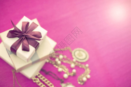 装饰品被包装在给女礼物盒里漂亮的首饰链锁NecklaceCameoVin图片