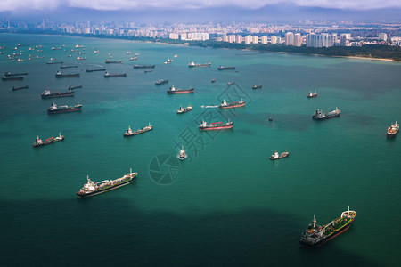 新加坡港与运输船和集装箱船的飞机图片