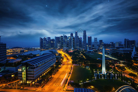 新加坡城市夜间景观主要道路和商务图片