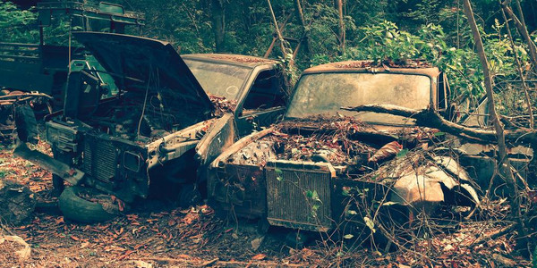 森林遗物旧车在森林中锈迹斑图片