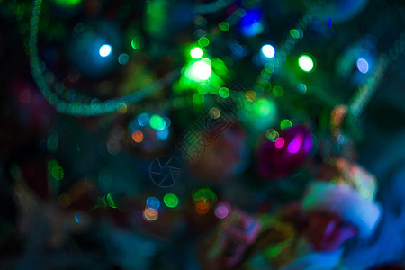 装饰圣诞树和多彩的园林灯光图片