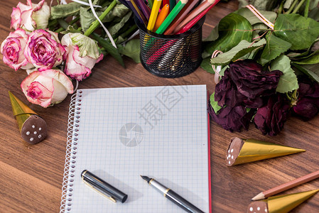 空笔记和笔的玫瑰图片