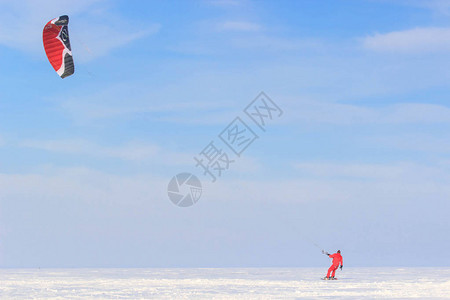 一个滑雪车手在冰冻湖上骑着风图片