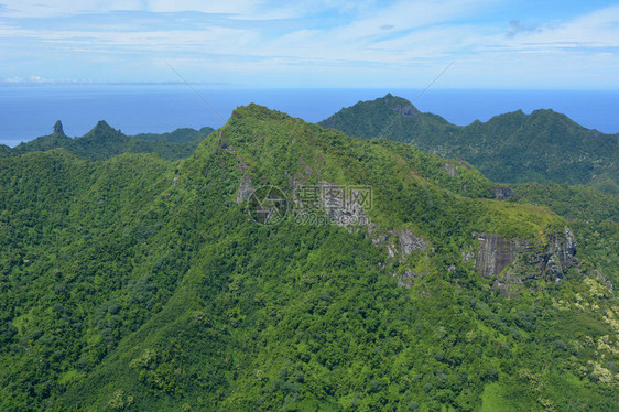 库克群岛拉罗通加岛内陆山脉的空中风景图图片