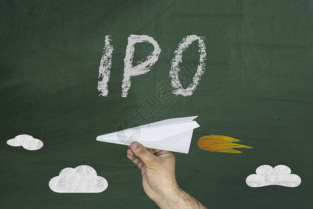 IPO绿色黑板上提供公共融资图片