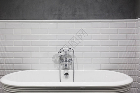 亮的洗手间有新的瓷砖铬淋浴水龙图片