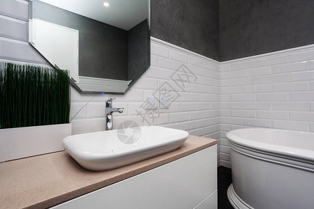 洗手间室内光亮浴室和新瓷砖新的洗浴盆白色图片