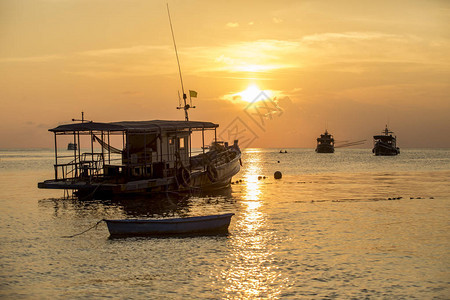 海船在港漂浮以对抗高太耀泰兰美图片