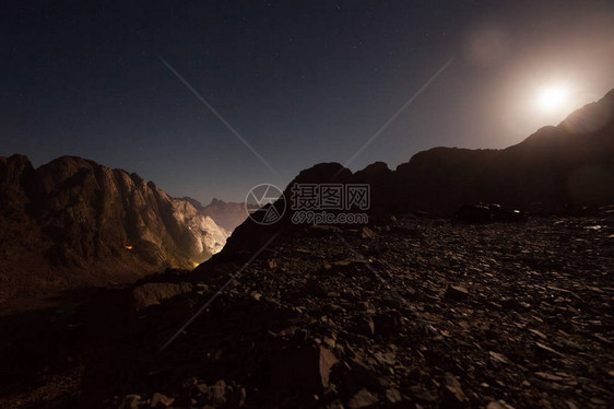 夜色的山峰月光照耀着星空背景它与图片