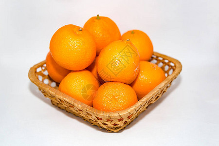 柳条筐里有几颗开胃的橘子图片