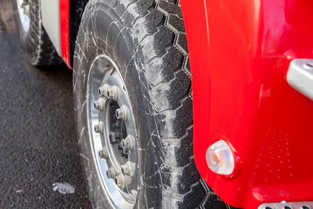 宝马x6重型越野卡车上的大轮胎背景