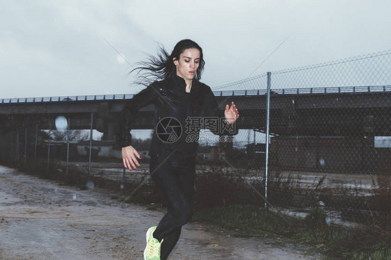 在户外做运动的女人在雨天图片