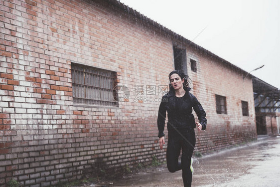 在户外做运动的女人在雨天图片