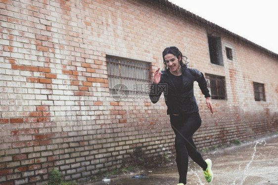 在户外做运动的女人在雨天图片