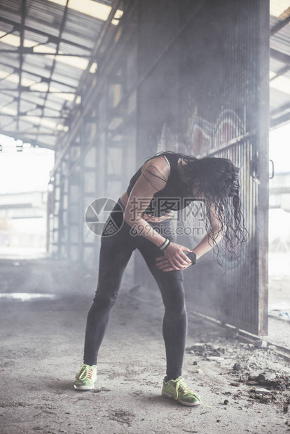 在户外做运动的女人在雨天图片