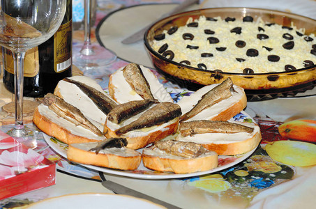 三明治里有融化的奶酪和鱼这是假日餐图片