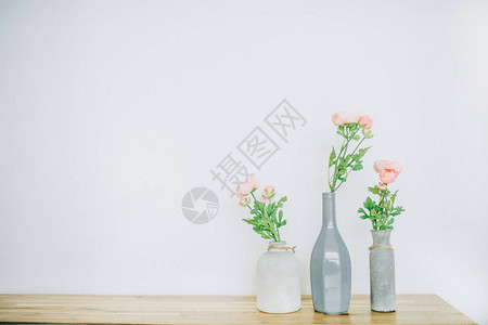 在白色背景附近的花瓶里粉红图片