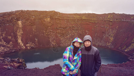 亚洲高龄夫妇前往冰岛的退休图片