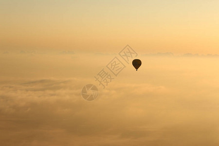 热气球大气层的芭蕾舞团在日出时飞图片