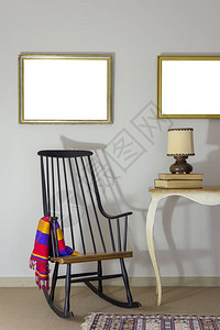 经典摇椅和木制华丽棕色桌面相框的内部照片图片
