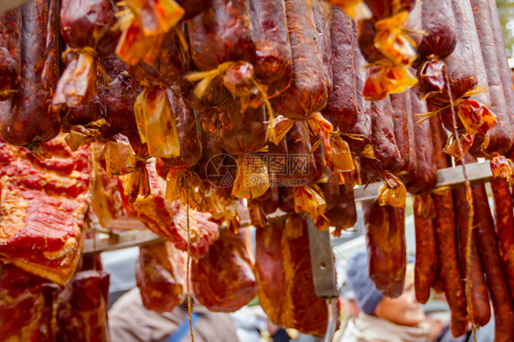 腌肉和香肠挂在户外跳蚤市场出售图片