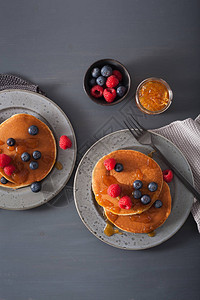 早餐煎饼配蓝莓覆盆子蜂蜜和果酱图片