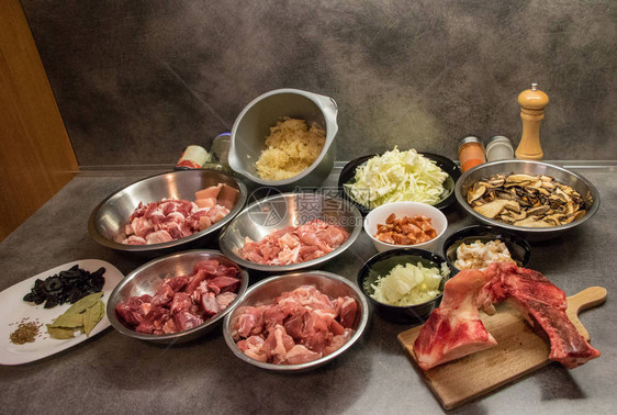 厨房餐桌上的烹饪原料肉类蘑菇洋葱香肠卷心菜图片