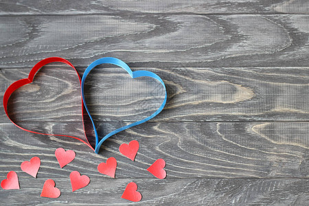 情人节两颗红蓝彩带的心图片