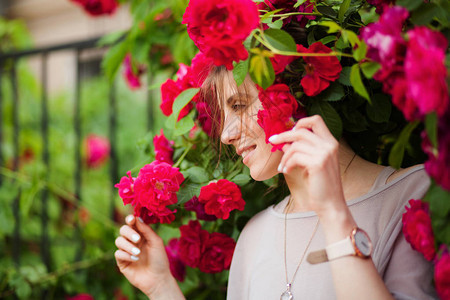 在玫瑰花园中一位美丽的柔图片