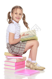有书的小女孩在学校或幼儿园接受教育的概念孤立于白种人背景中背景图片